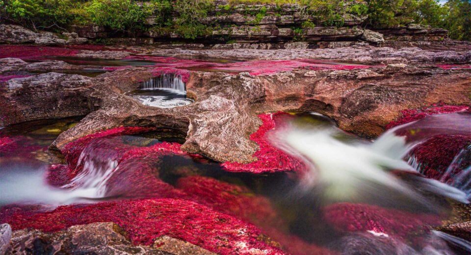 Gerçeküstü Güzellikteki Renkli Nehirler ve Göller: Dünyanın Dört Bir Yanından Manzaralar