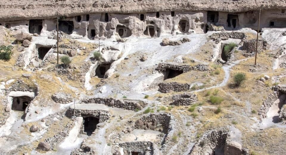 İran'ın Dağ Yamaçlarındaki 12.000 Yıllık Mağara Köyü