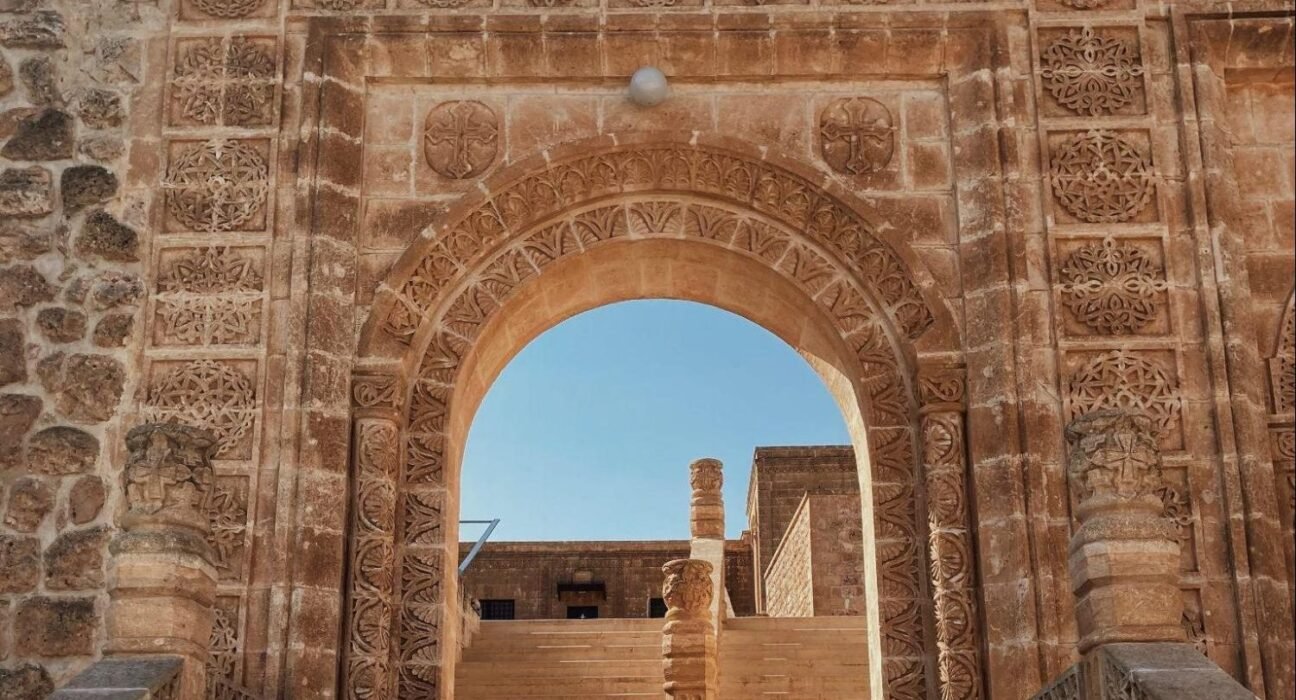 Mor Gabriel Manastırı Nerede? Süryani Ortodoks Kilisesi’nin Merkezini Keşfedin