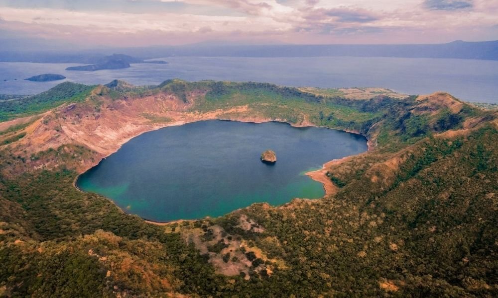 İç İçe Geçen Göller ve Adalar Zincirindeki Küçük Ada