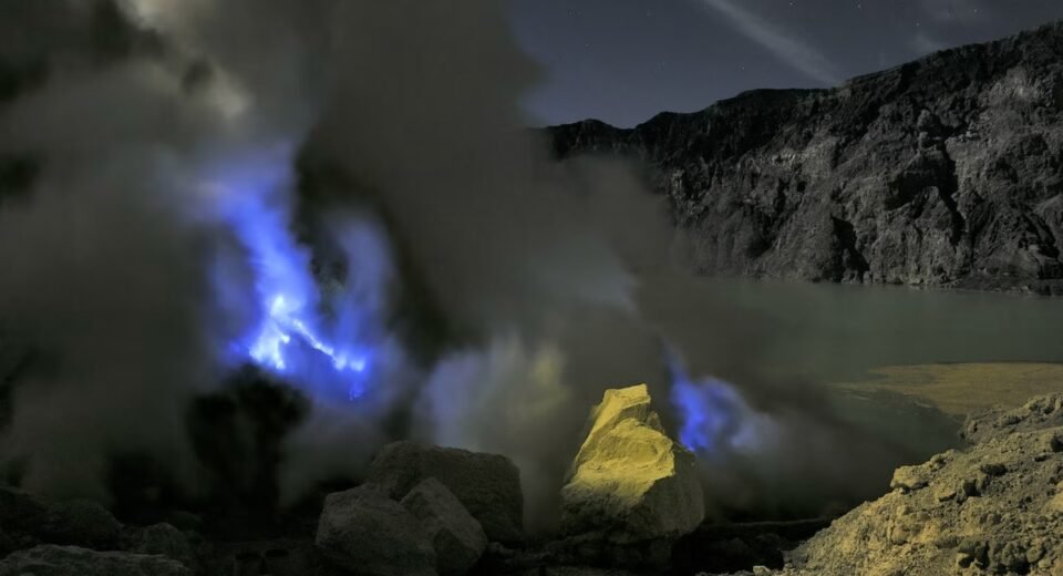 Kükürtlü Gazların Yol Açtığı Mavi Lavların Aktığı Endonezya'daki Volkan