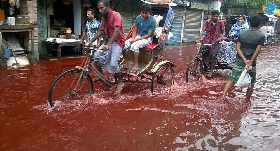 Hindistan’da Yağmur Gibi Yağan Kırmızı Suyun İlginç Hikayesi