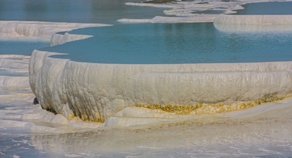 Pamukkale Travertenleri: Beyaz Harikanın Bilinmesi Gereken Her Şeyi Keşfedin