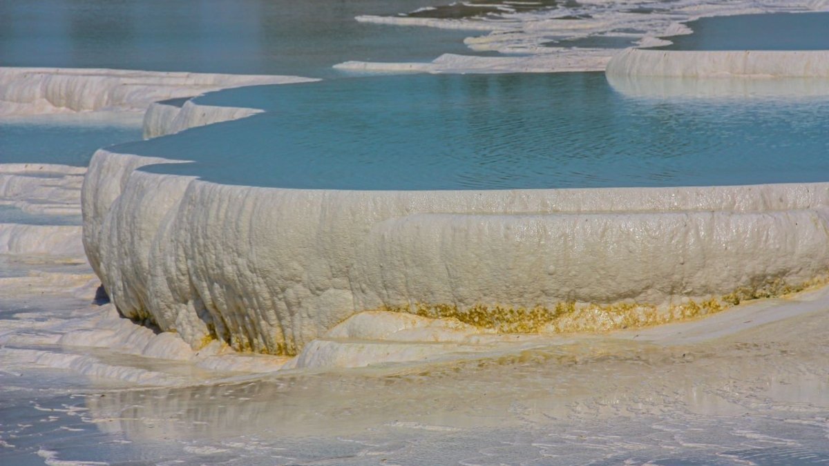 Pamukkale Travertenleri: Beyaz Harikanın Bilinmesi Gereken Her Şeyi Keşfedin