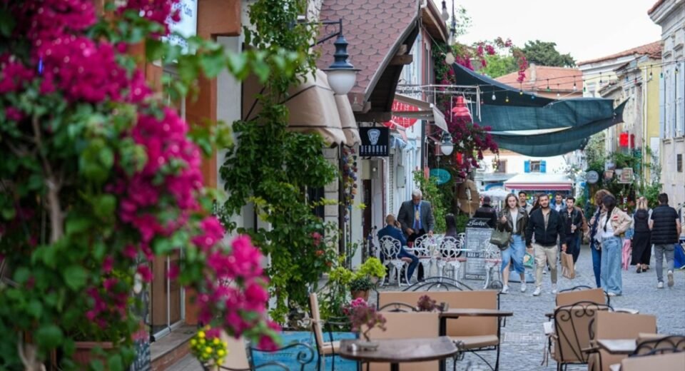 Urla Sanat Sokağı Rehberi: Yapılacaklar ve Yiyecekler
