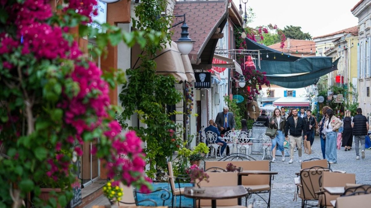 Urla Sanat Sokağı Rehberi: Yapılacaklar ve Yiyecekler
