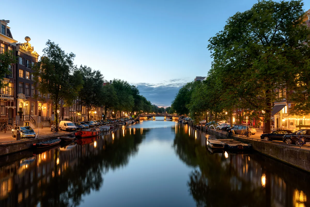 Amsterdam’da Singel kanalı, evler ve tekneler