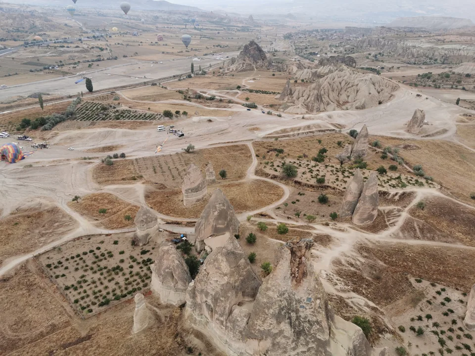 Kapadokya kaya oluşumları ve vadilerinin balondan görünen manzarası