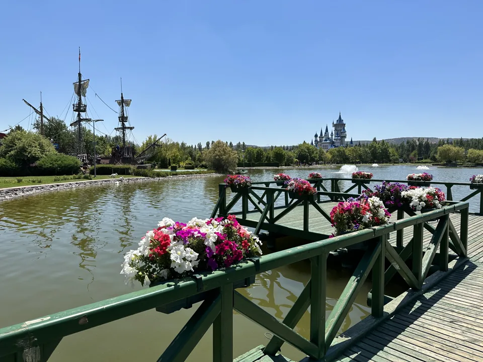 Eskişehir Sazova Parkı göleti, çiçekli korkuluk ve uzaktaki Masal Şatosu
