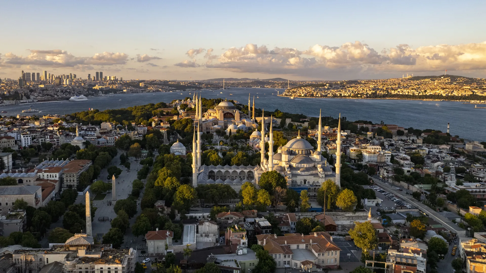 İstanbul tarihi yarımadası, Sultanahmet ve Ayasofya üzerinden Boğaz manzarası