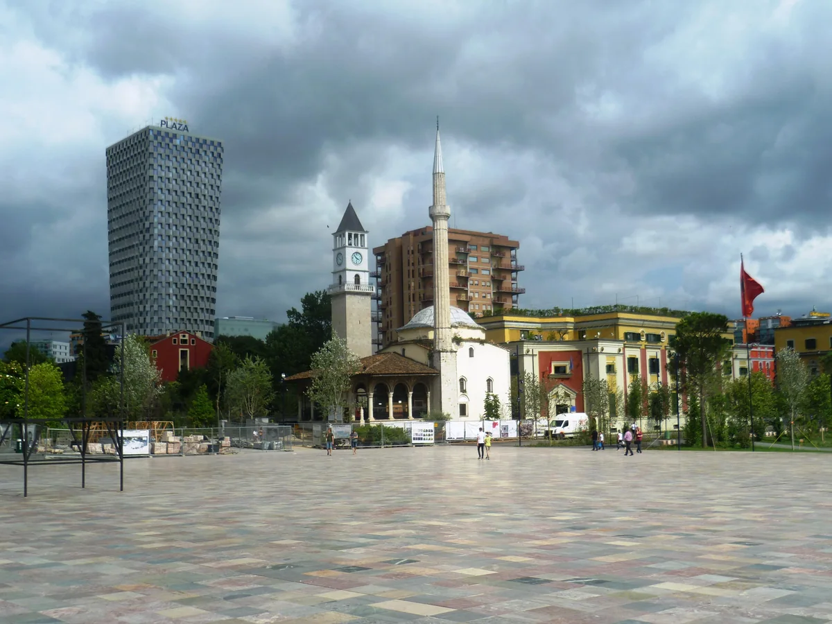 Tiran Gezi Rehberi: Meydanlar, Piramit ve Park Hayatı