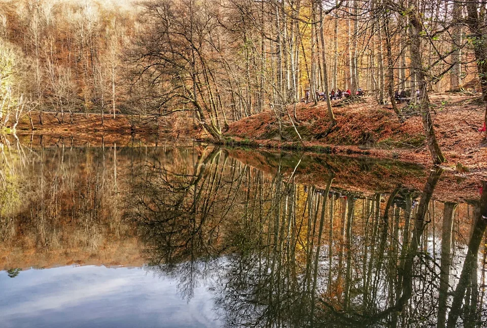 Bolu Yedigöller Millî Parkı’nda sonbahar renkleri ve göl